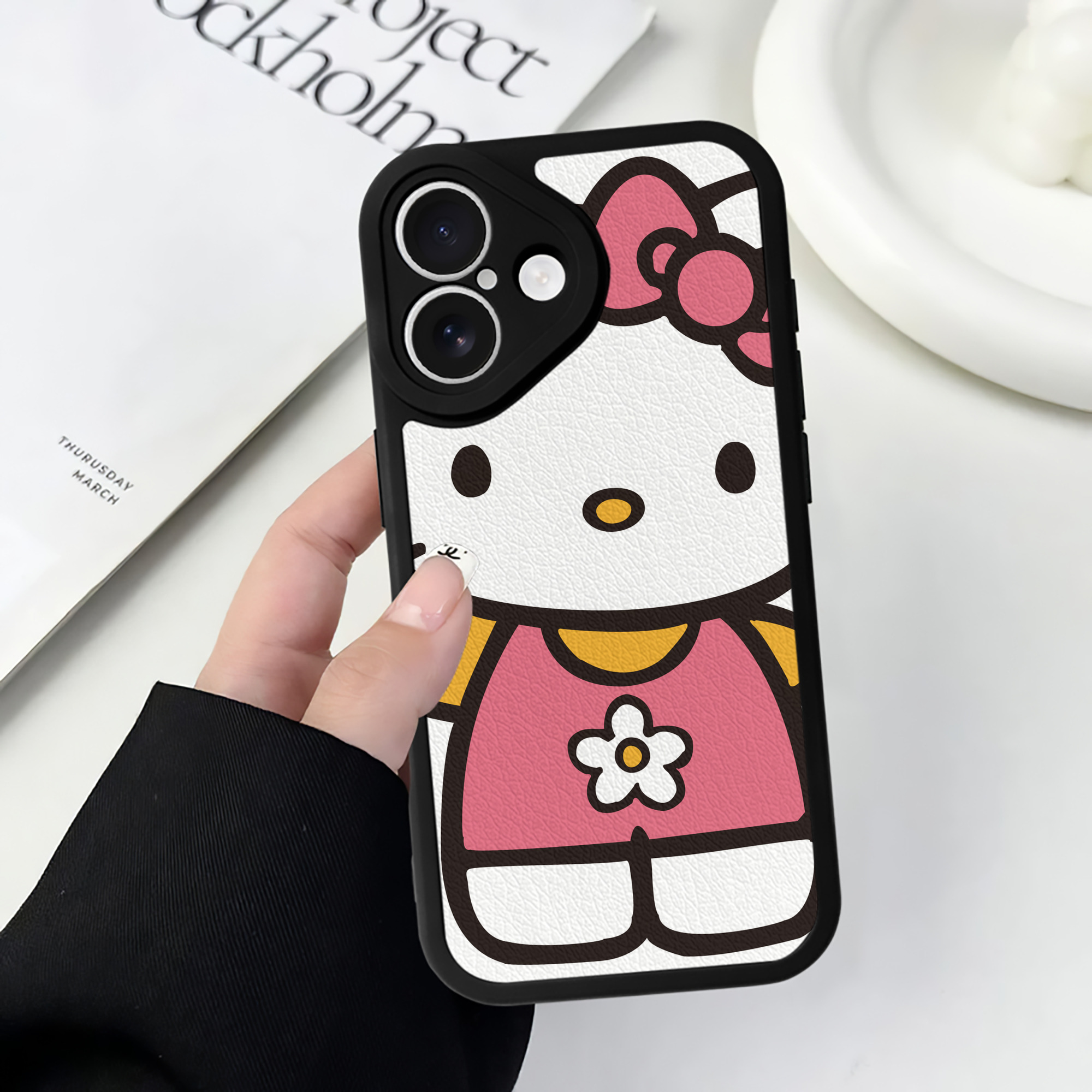 （画像用） Hello Kitty ハローキティ 【iPhone 16シリーズ対応】シリコンスマホケース（レザー調） 材質：シリコン